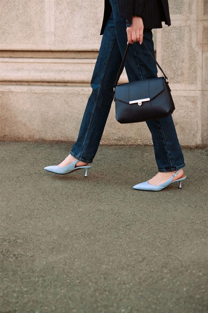 Pantof asortat la pantalonii evazati